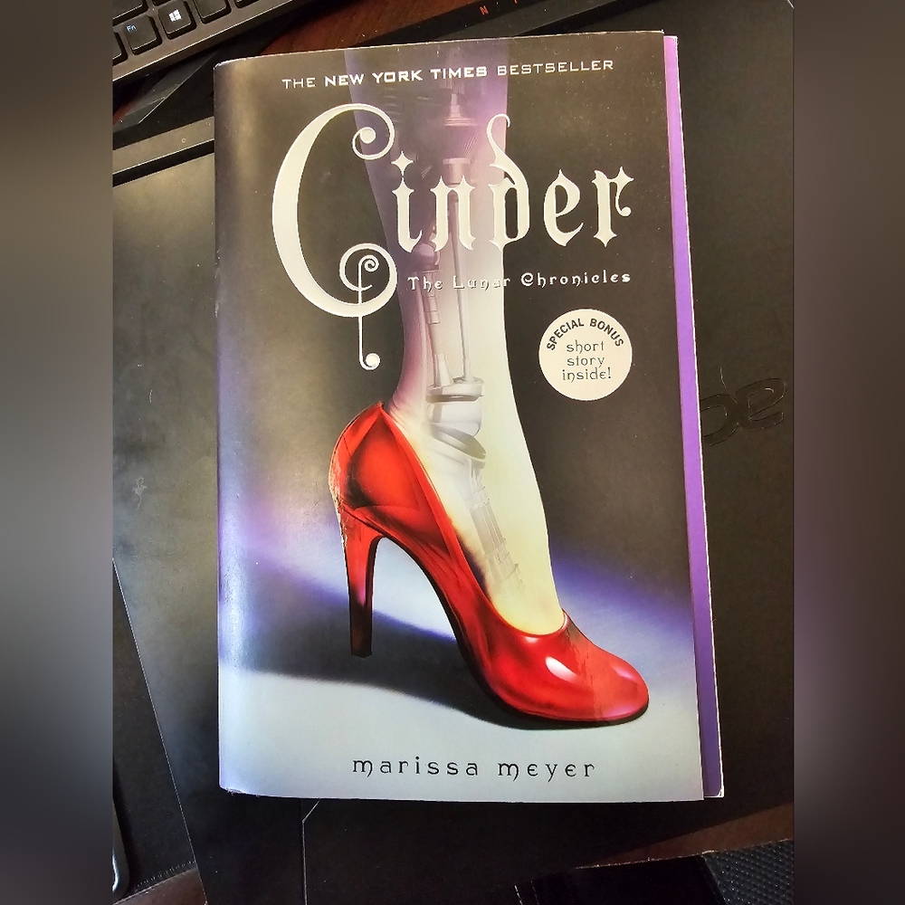 Cinder by Marissa‎ Meyer Excellent used condition